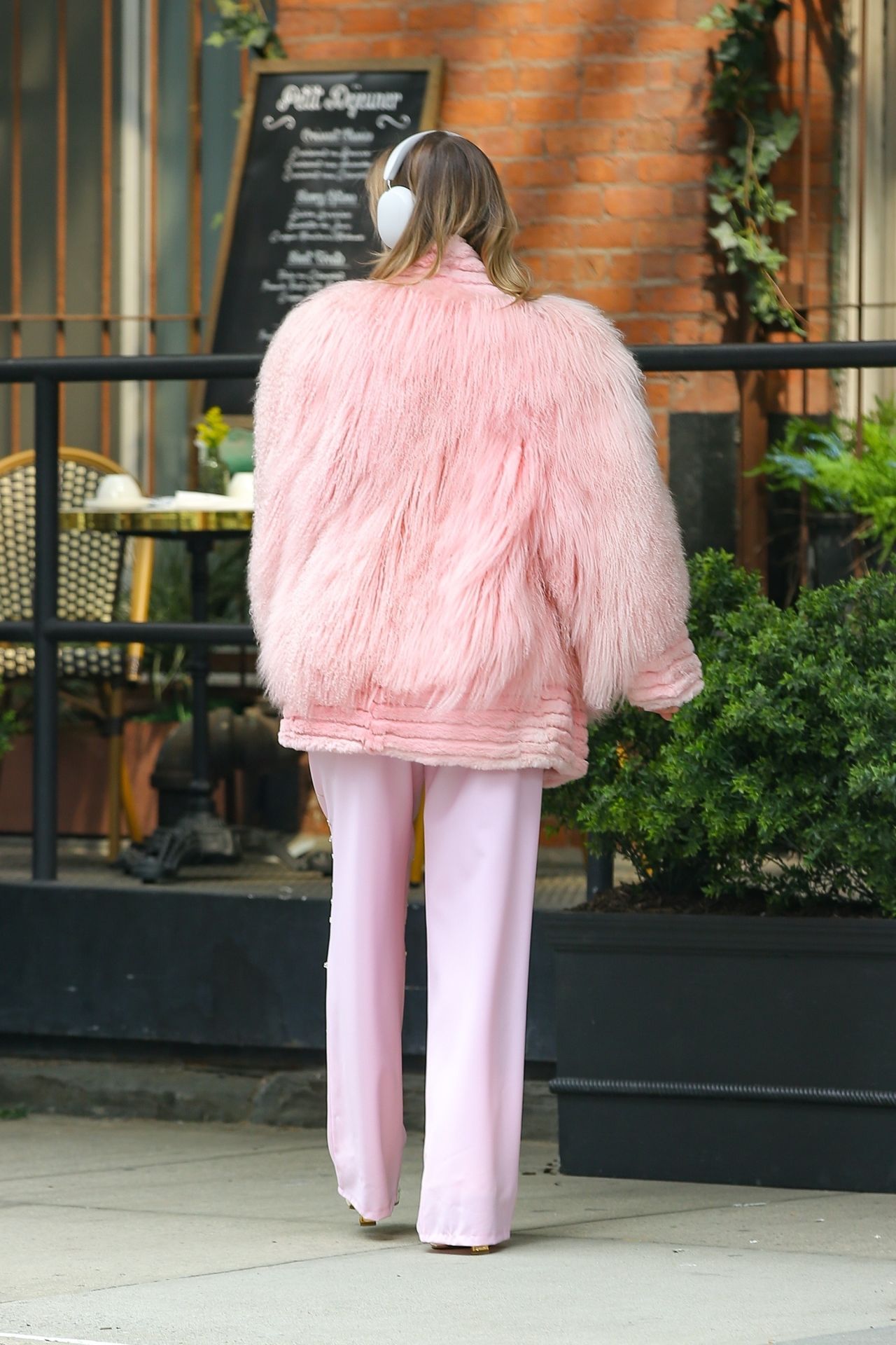 Suki Waterhouse Rocks Sonos Headphones and Pretty in Pink Attire on a Film Set10